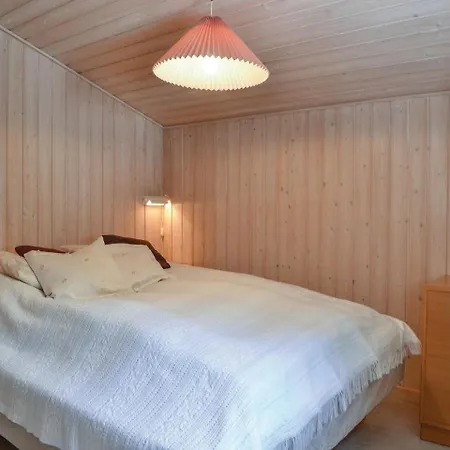 Three-bedroom Holiday In Dronningmølle