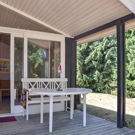 Three-bedroom Holiday In Dronningmolle