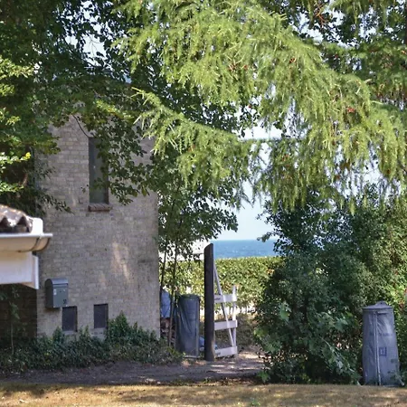 Three-bedroom Holiday In Dronningmølle