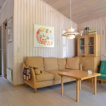 Three-bedroom Holiday In Dronningmølle